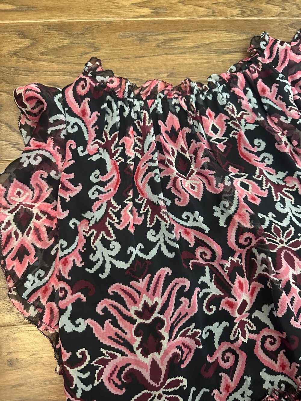 Kate Spade New York Mediun Tapestry Silk Black Grey Prink Chiffon Ruffle Top. - Picture 4 of 10